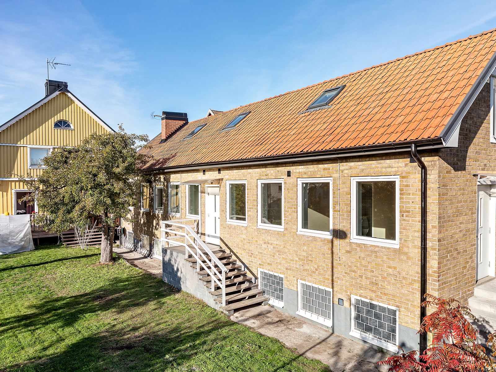 Hyreshus (gul fasad). Typkod 220 med 3 lägenheter och outhyrd källarlgh + Gårdsbyggnad enligt planen. Margaretagatan 21 - Bjurfors