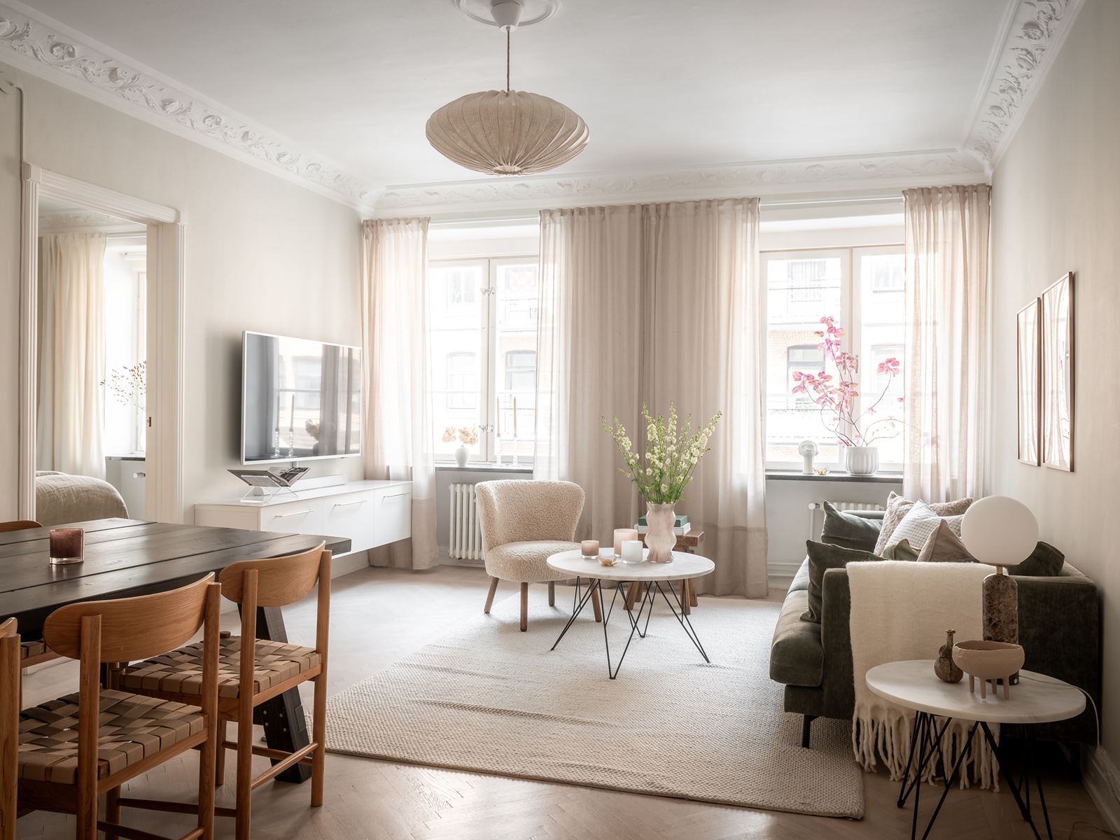 Nu presenterar vi en strålande 20-tals lägenhet på en av Göteborgs mest eftertraktade adresser. Tegnérsgatan 11A - Bjurfors