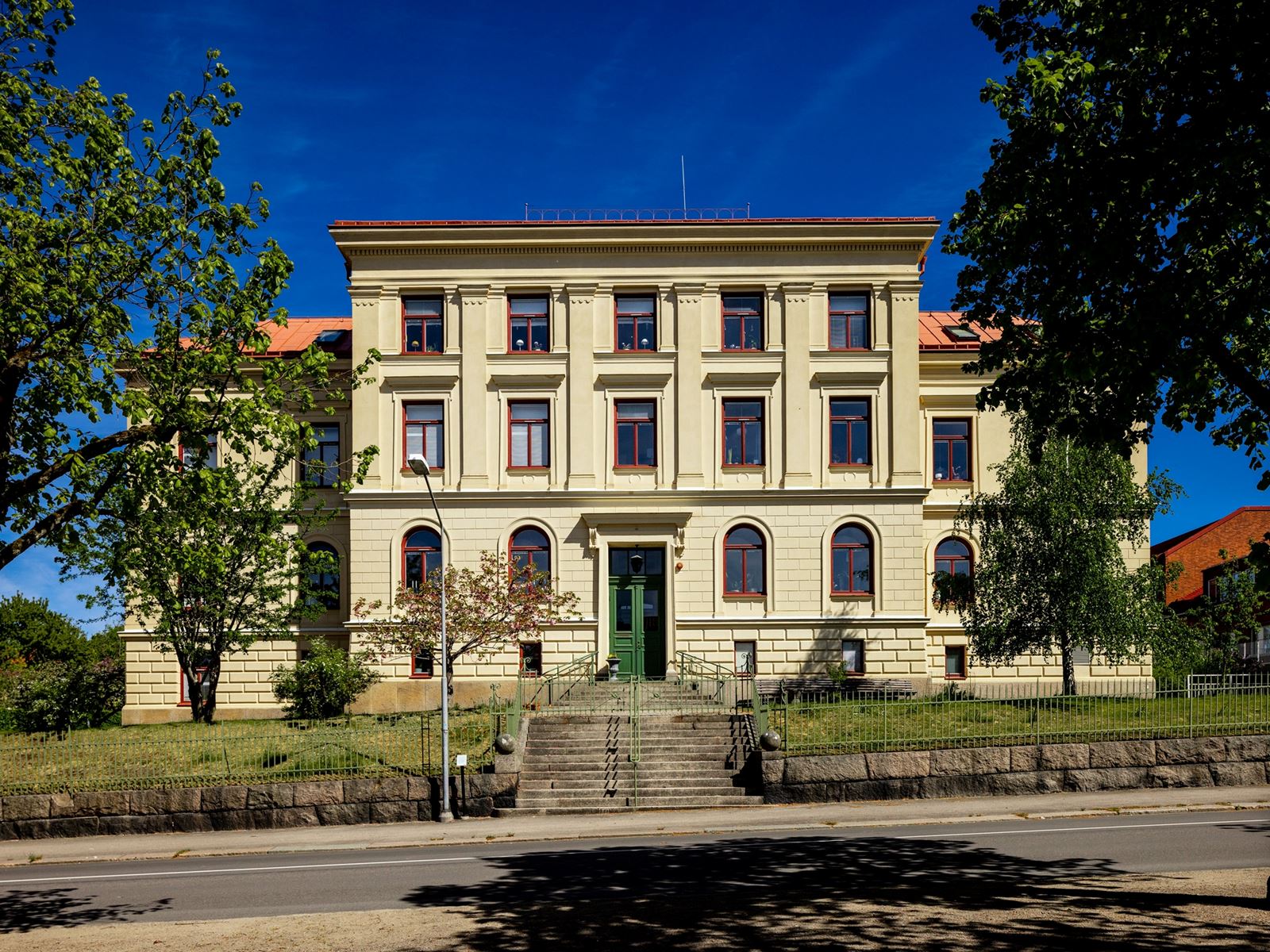 Ståtliga Brf Vita Slottet i Växjö. Trädgårdsgatan 3 - Bjurfors