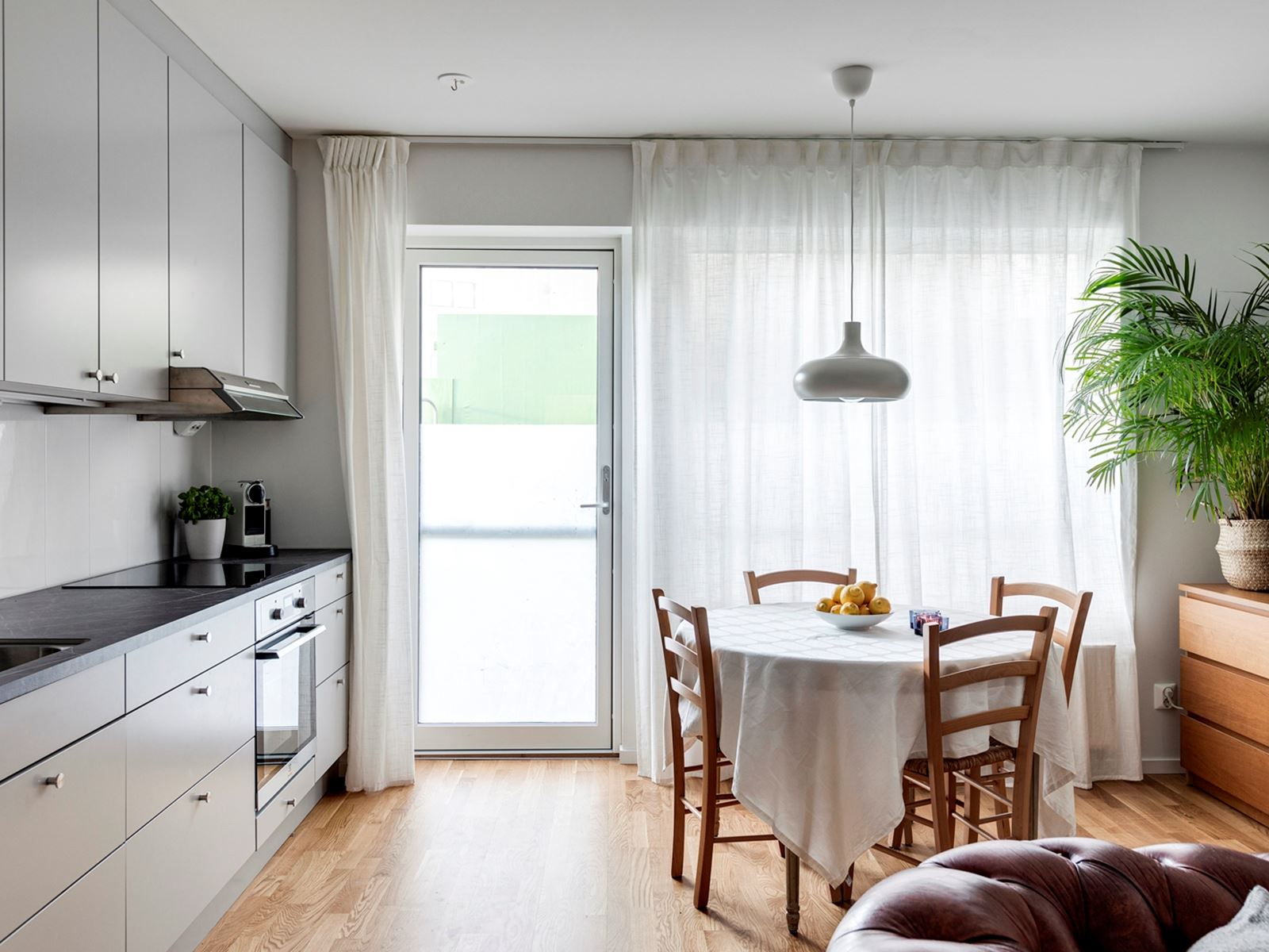 Se en 3D visualisering av lägenheten med inredningsförslag via länken nedan: https://bit.ly/3ifahdU. Stora Varvsgatan 39 - Bjurfors
