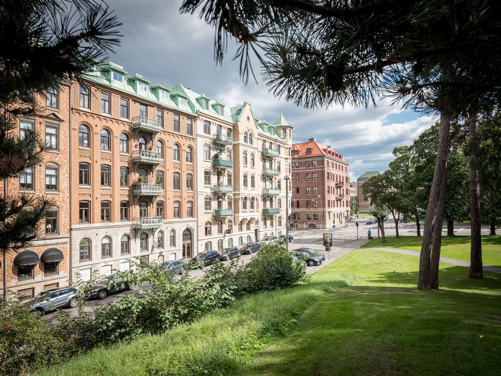 Gatan kantas på ena sidan av pampiga sekelskiftesfasader och på den andra av parkens höga grönska. Götabergsgatan 30 - Bjurfors