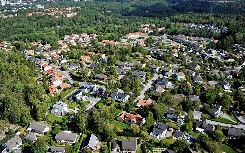 Mysiga villaomr&aring;den i Myr&auml;ngen, Huddinge, d&auml;r Bjurfors f&ouml;rmedlar hus till salu