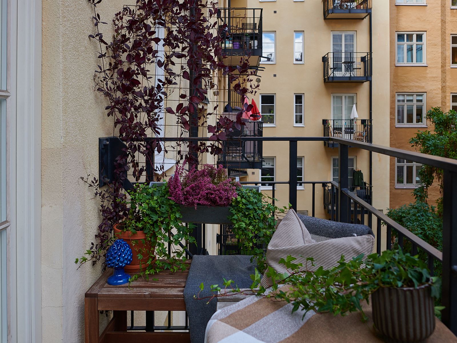 Magisk balkong som vetter mot innergården. Nytorgsgatan 23a - Bjurfors