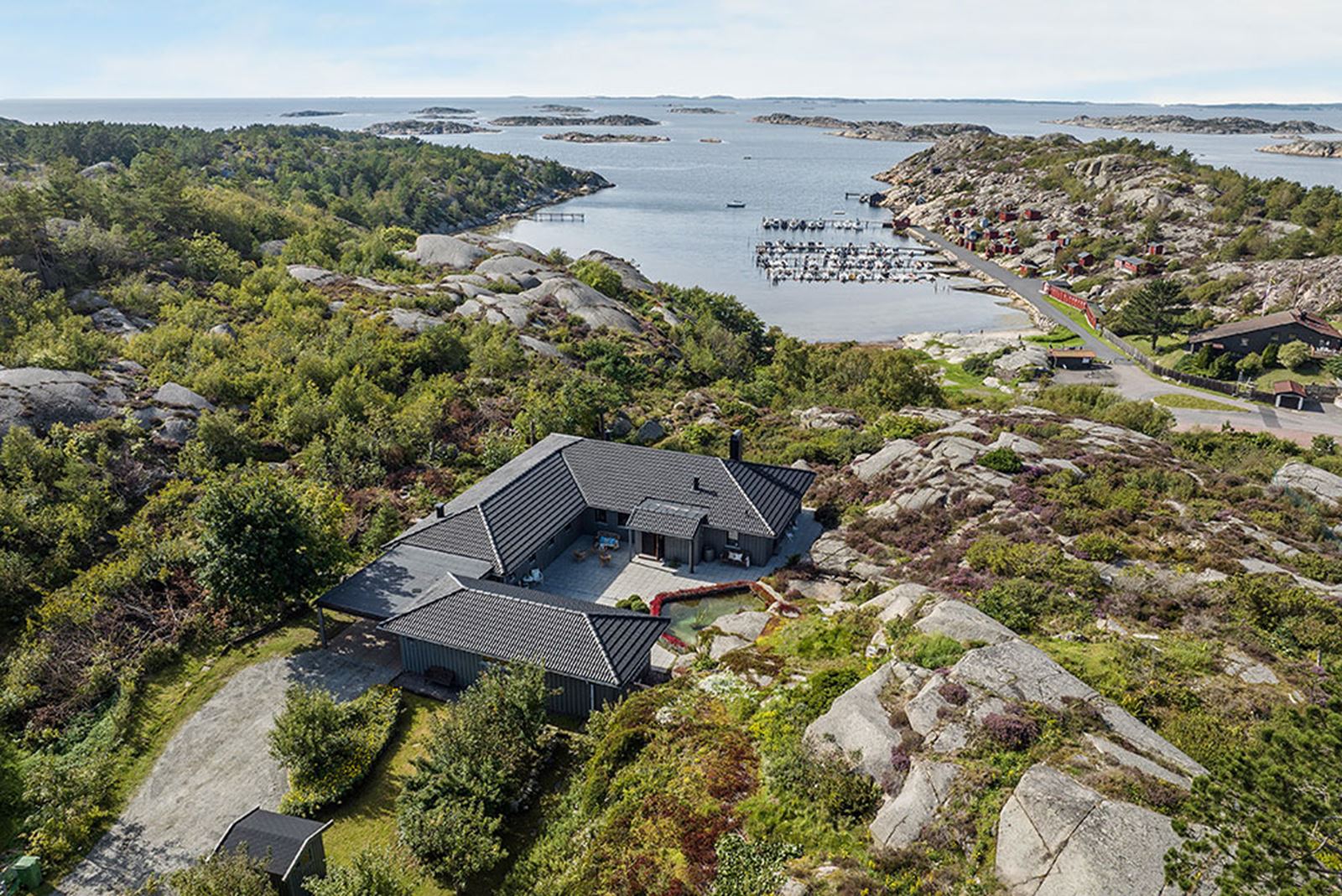 Arkitektritad villa på högt läge i skärgården med utsikt över hav och hamn - förmedlas av Bjurfors Beyond