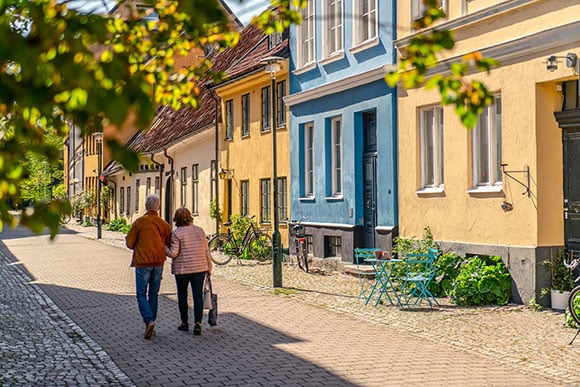 maklare-malmo-city-bjurfors-gamla-vaster-aldre-par-promenerar-kullerstensgata-pittoreska-radhus.jpg