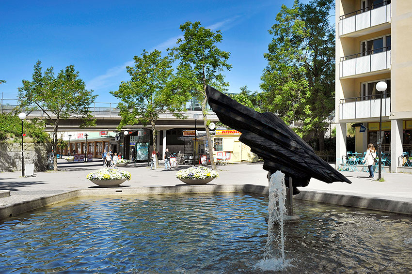 Bandhagens centrum med lägenheter till salu