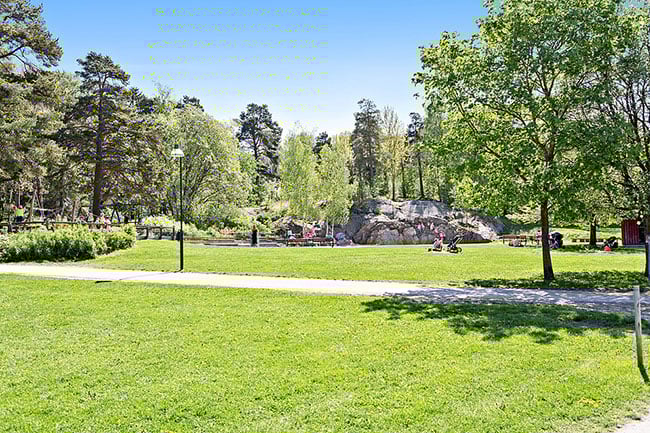 Grönska i Högdalen. Naturen är nära när du bor i Enskede