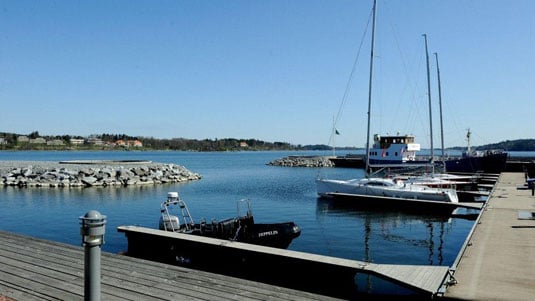 Gåshaga, Lidingö, med hav, hamn och båtar. Populärt för de som söker hus till salu på Lidingö.