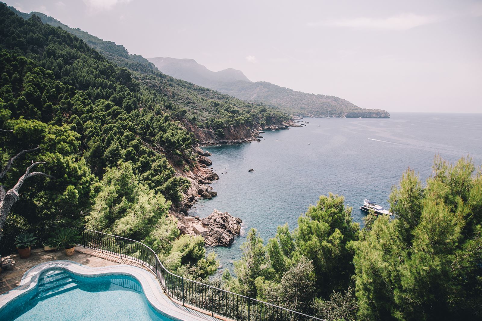 Ett verkligt drömhem i Spanien, med pool och utsikt över hav och berg och natur. Våra mäklare på Bjurfors Real Estate i Spanien hjälper dig gärna att hitta rätt hus eller lägenhet på Solkusten.