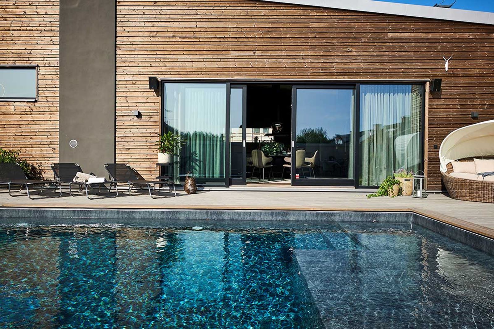 Hus med pool: Oavsett om du vill köpa eller sälja bostad kan våra mäklare på Bjurfors ge dig bästa förutsättningar.
