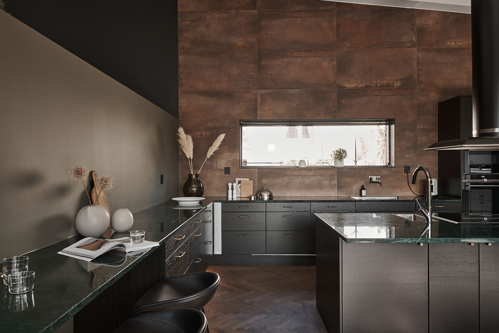 Interiör av ett modernt kök i en bostad att sälja med mäklare från Bjurfors